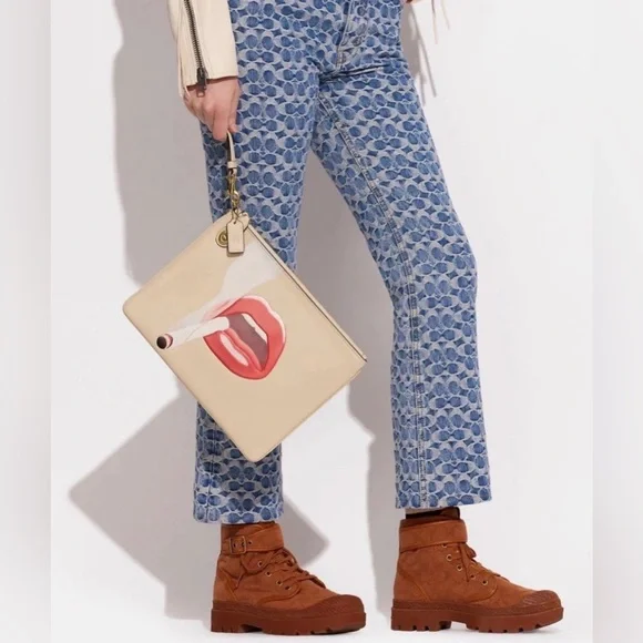 Coach LTD EDITION COACH X TOM WESSELMANN TURNLOCK WRISTLET LIPS IVORY CA221 - Picture 2 of 12